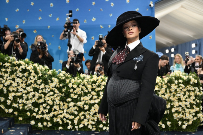Rihanna exibe gravidez no Met Gala