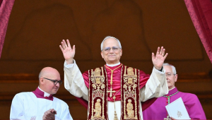O recém-eleito papa Leão 14, Robert Francis Prevost, aparece pela primeira vez na sacada central da Basílica de São Pedro, no Vaticano