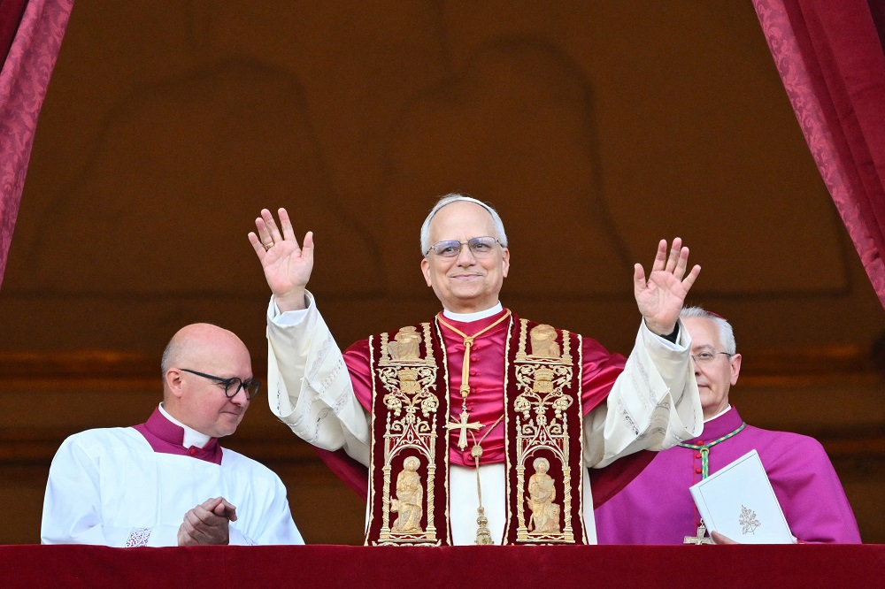 O recém-eleito papa Leão 14, Robert Francis Prevost, aparece pela primeira vez na sacada central da Basílica de São Pedro, no Vaticano