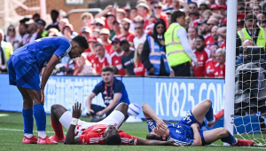 O atacante nigeriano do Nottingham Forest, nº 09, Taiwo Awoniyi (C), e o meio-campista argentino do Leicester City, nº 40, Facundo Buonanotte (D), reagem após colidirem durante a partida da Premier League entre Nottingham Forest e Leicester City