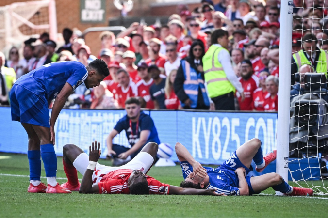 O atacante nigeriano do Nottingham Forest, nº 09, Taiwo Awoniyi (C), e o meio-campista argentino do Leicester City, nº 40, Facundo Buonanotte (D), reagem após colidirem durante a partida da Premier League entre Nottingham Forest e Leicester City