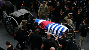 O cortejo fúnebre do ex-presidente do Uruguai José "Pepe" Mujica faz uma parada em frente à sede do partido Movimento de Participação Popular (MPP)
