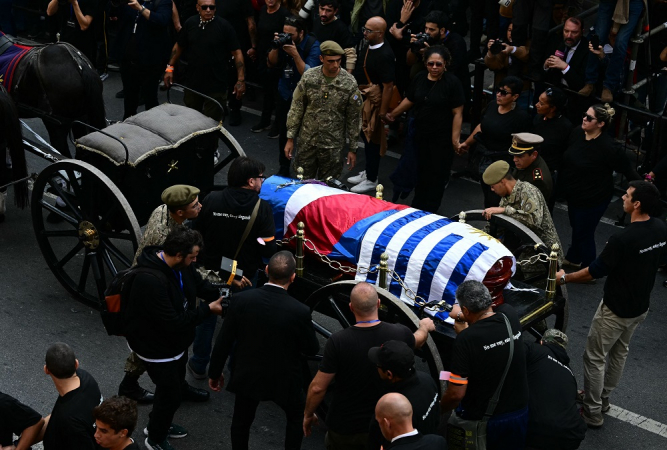 O cortejo fúnebre do ex-presidente do Uruguai José "Pepe" Mujica faz uma parada em frente à sede do partido Movimento de Participação Popular (MPP)
