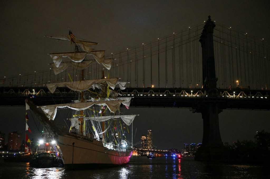 Veleiro mexicano colide com Ponte do Brooklyn em NY; duas pessoas morrem