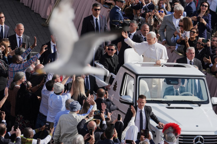 Missa inaugural do papa Leão XIV recebe mais de 150 mil pessoas