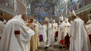 Papa Leão XIV celebra uma missa com os cardeais eleitores na Capela Sistina, na Cidade do Vaticano