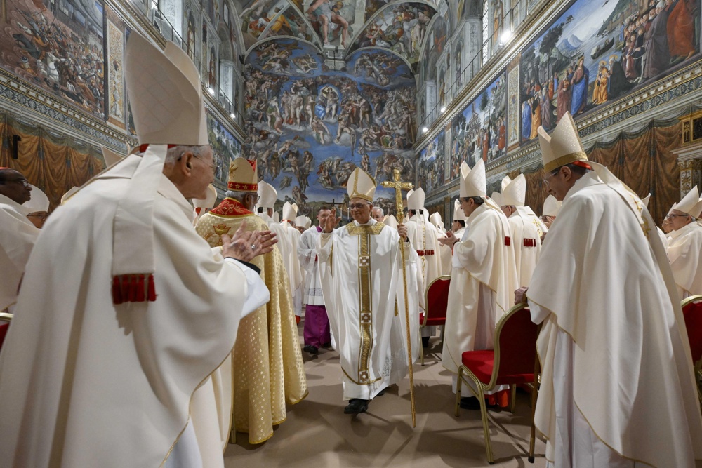 Papa Leão XIV celebra uma missa com os cardeais eleitores na Capela Sistina, na Cidade do Vaticano