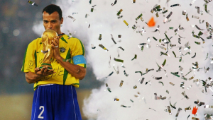 O jogador Cafú, capitão da Seleção brasileira de futebol, beija a taça da Copa do Mundo,após o Brasil derrotar, na final, a seleção da Alemanha por 2 a 0