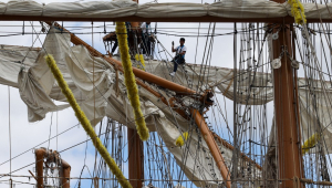 Mastro de navio alto da Marinha Mexicana atinge a Ponte do Brooklyn