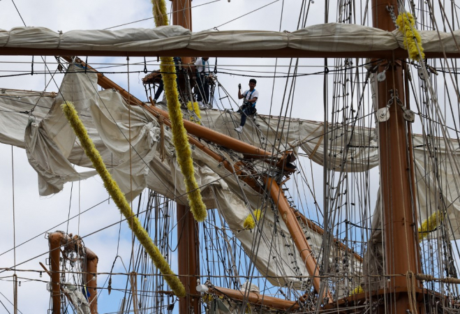 Mastro de navio alto da Marinha Mexicana atinge a Ponte do Brooklyn