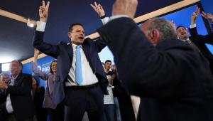 O líder da coligação Aliança Democrática (AD) e presidente do Partido Social Democrata (PSD), Luis Montenegro, comemora com seus apoiadores