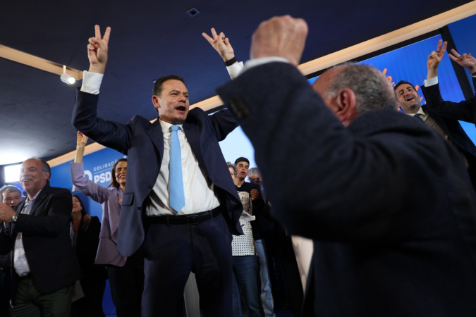 O líder da coligação Aliança Democrática (AD) e presidente do Partido Social Democrata (PSD), Luis Montenegro, comemora com seus apoiadores