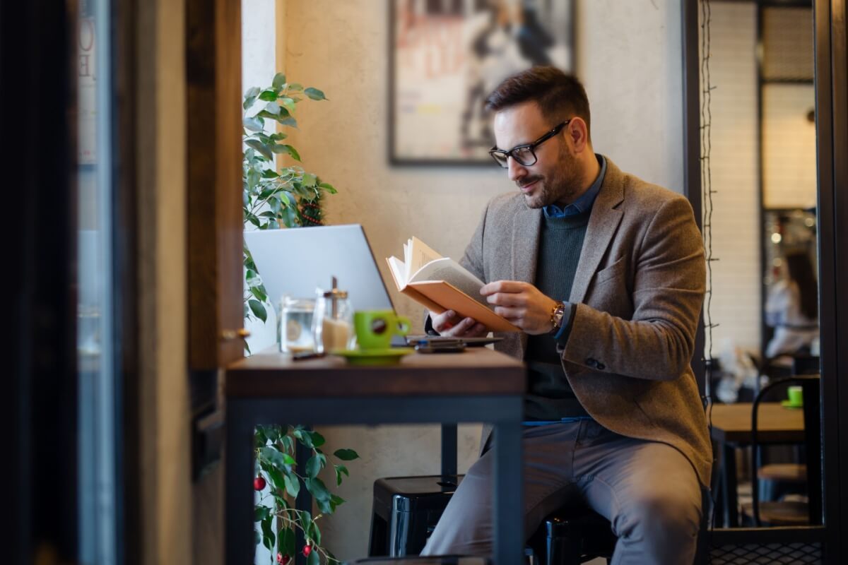 A leitura de livros para alavancar os negócios e a carreira pode oferecer novas perspectivas, técnicas de gestão e ferramentas de tomada de decisão