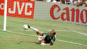 Taffarel defende o pênalti de Massaro na final da Copa do Mundo de 1994