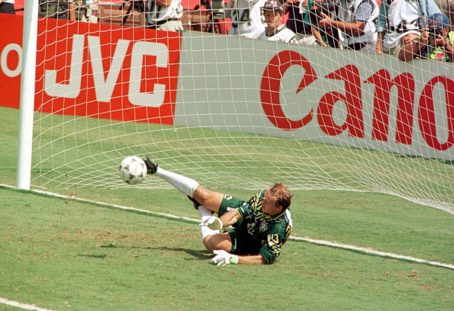 Taffarel defende o pênalti de Massaro na final da Copa do Mundo de 1994