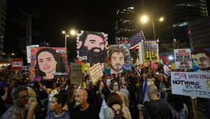 Familiares de reféns israelenses mantidos pelo Hamas em Gaza e seus apoiadores participam de um protesto pedindo a conclusão de um acordo de troca de reféns entre Israel e Hamas