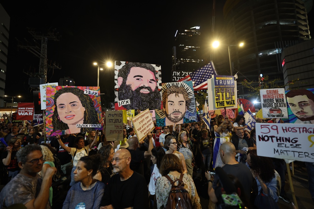 Familiares de reféns israelenses mantidos pelo Hamas em Gaza e seus apoiadores participam de um protesto pedindo a conclusão de um acordo de troca de reféns entre Israel e Hamas