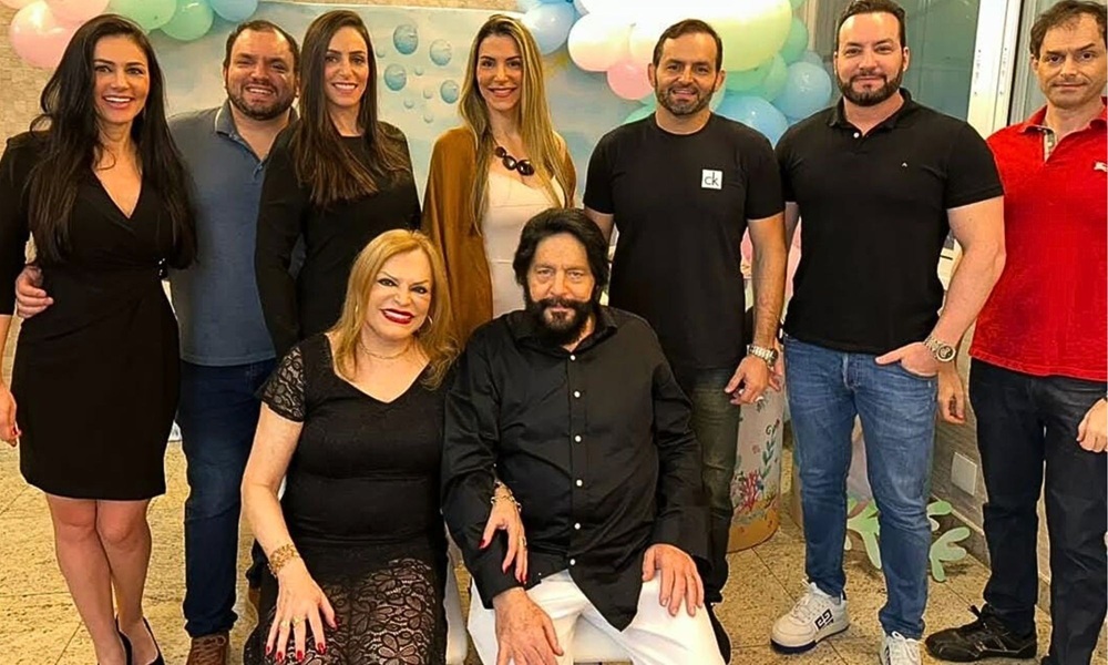 Angela Allevato Wajntraub (74) e seu marido Simon Wajntraub (75) com os 7 filhos. Da esquerda para a direita: Shana (40), Enzo (41), Elka (42), Laila (43), Igor (44), Breno (46) e Bruno (47)