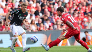 Martin Odegaard (à esq.), do Arsenal, em disputa com Alexis Mac Allister, do Liverpool, durante partida da Premier League