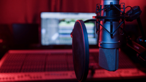 Microfone e o filtro pop no estúdio