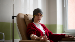 Paciente recebendo tratamento de quimioterapia