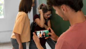 Garota sendo intimidada na escola