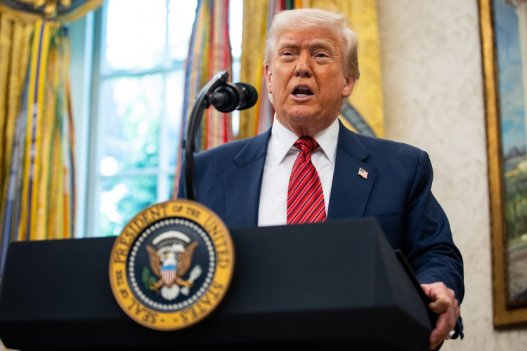 Trump descarta retirar tarifas de 145% sob produtos da China e oferece ajuda para Índia e Paquistão