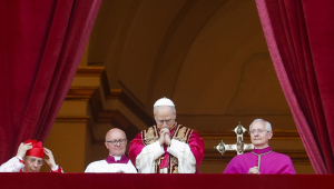 O novo papa eleito, Leão XIV, cardeal Robert Francis Prevost, dos Estados Unidos, saúda os fiéis da loggia central da Basílica de São Pedro
