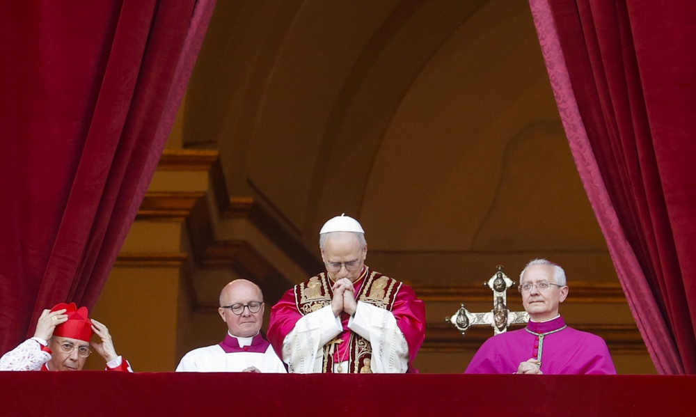 O novo papa eleito, Leão XIV, cardeal Robert Francis Prevost, dos Estados Unidos, saúda os fiéis da loggia central da Basílica de São Pedro