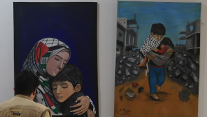 Um visitante observa obras de artistas iemenitas durante uma exposição de arte em solidariedade ao povo palestino, em Sana'a, no Iêmen
