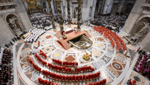 A missa “Pro eligendo pontifice”, celebrada pelo decano do Colégio Cardinalício, Giovanni Battista Re, começou nesta quarta-feira na Basílica de São Pedro
