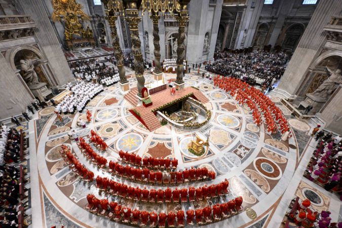A missa “Pro eligendo pontifice”, celebrada pelo decano do Colégio Cardinalício, Giovanni Battista Re, começou nesta quarta-feira na Basílica de São Pedro