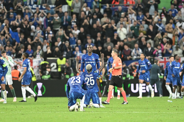 Chelsea vira sobre o Betis, ganha Liga Conferência e é 1º a erguer principais títulos da Europa