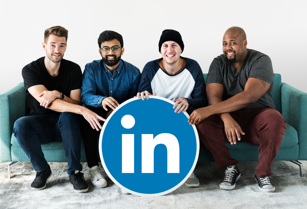 Pessoas segurando um logotipo do Linkedin
