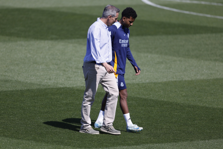Rodrygo sente desconforto e deixa treino do Real Madrid