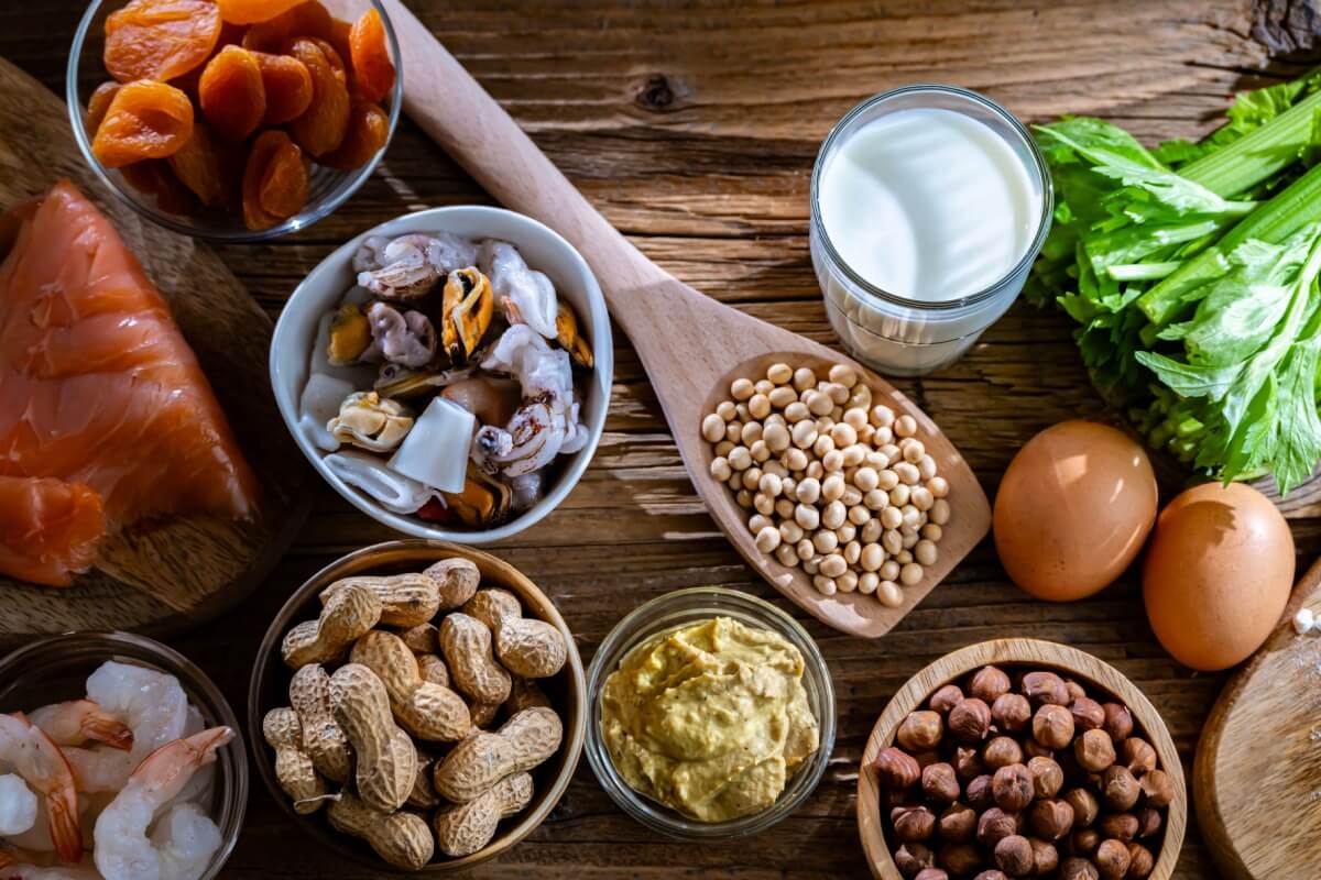 É importante se atentar aos alimentos que costumam causar alergia 