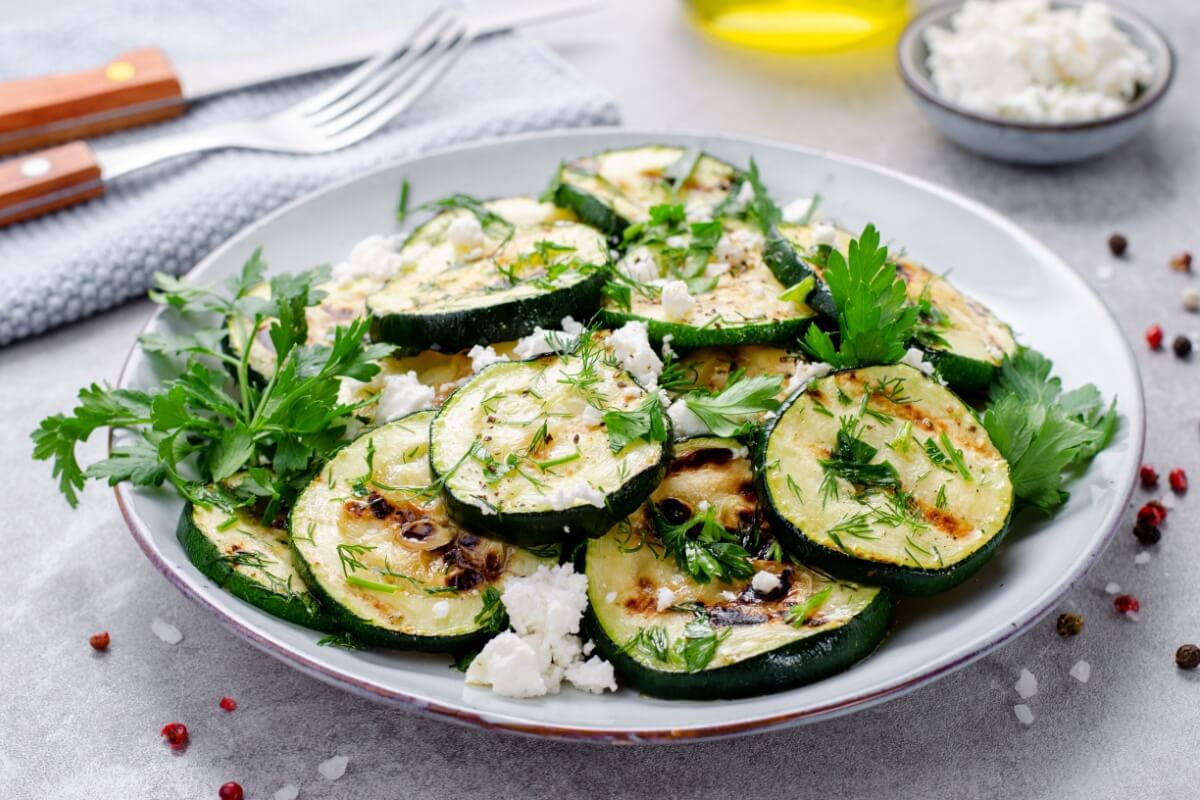 Abobrinha grelhada com queijo feta 