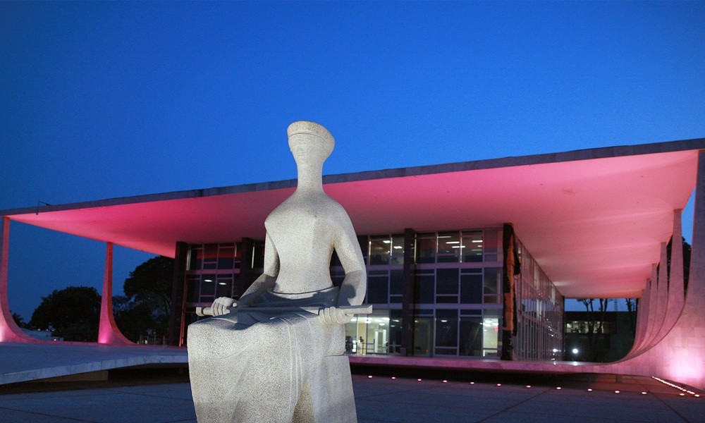 Iluminação do edifício sede do STF por conscientização e combate ao câncer de mama