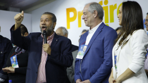Carlos Lupi discursa durante a campanha de Ciro Gomes em 2022
