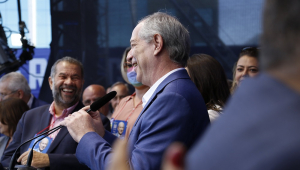 Sob olhar de Carlos Lupi, Ciro Gomes discursa durante a campanha presidencial de 2022