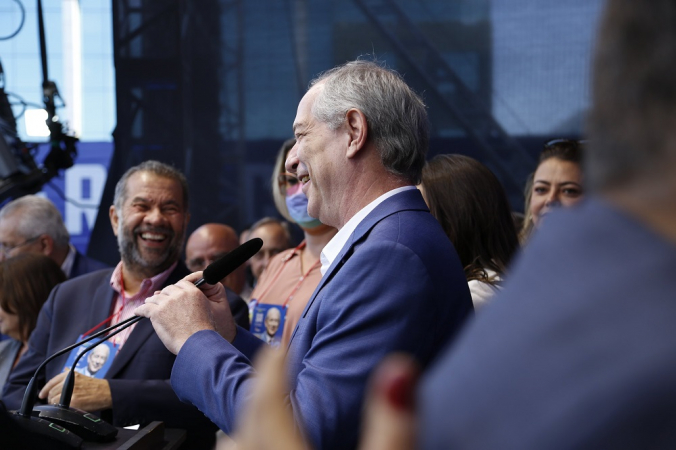 Sob olhar de Carlos Lupi, Ciro Gomes discursa durante a campanha presidencial de 2022