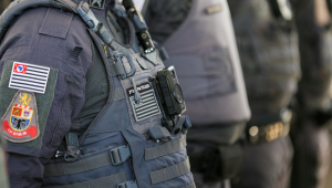 PM com uniforme e câmera de segurança