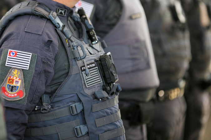 PM com uniforme e câmera de segurança