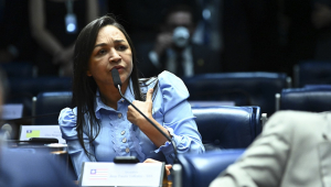 À bancada, em pronunciamento, senadora Eliziane Gama (PSD-MA).
