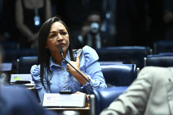 À bancada, em pronunciamento, senadora Eliziane Gama (PSD-MA).