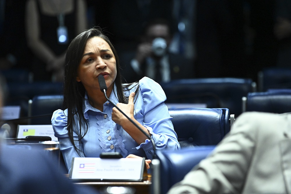 À bancada, em pronunciamento, senadora Eliziane Gama (PSD-MA).