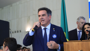 Usando um adesivo da União Progressista, Ciro Nogueira discursa no lançamento da federação entre União Brasil e PP