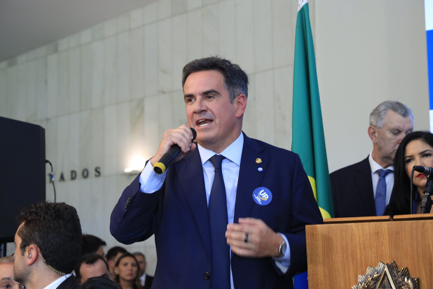 Usando um adesivo da União Progressista, Ciro Nogueira discursa no lançamento da federação entre União Brasil e PP