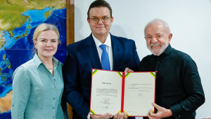 Lula e Gleisi Hoffmann durante a nomeaçãop de Wolney Queiroz como novo ministro da Previdência