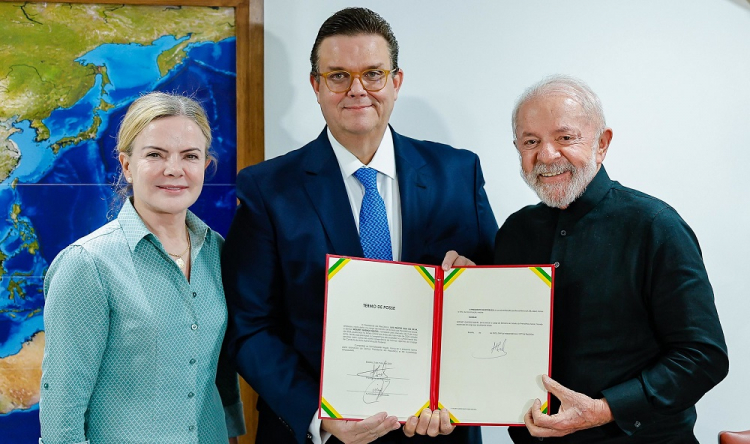 Lula e Gleisi Hoffmann durante a nomeaçãop de Wolney Queiroz como novo ministro da Previdência